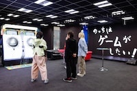 筐体の大きさに驚くのっちさん（左）。