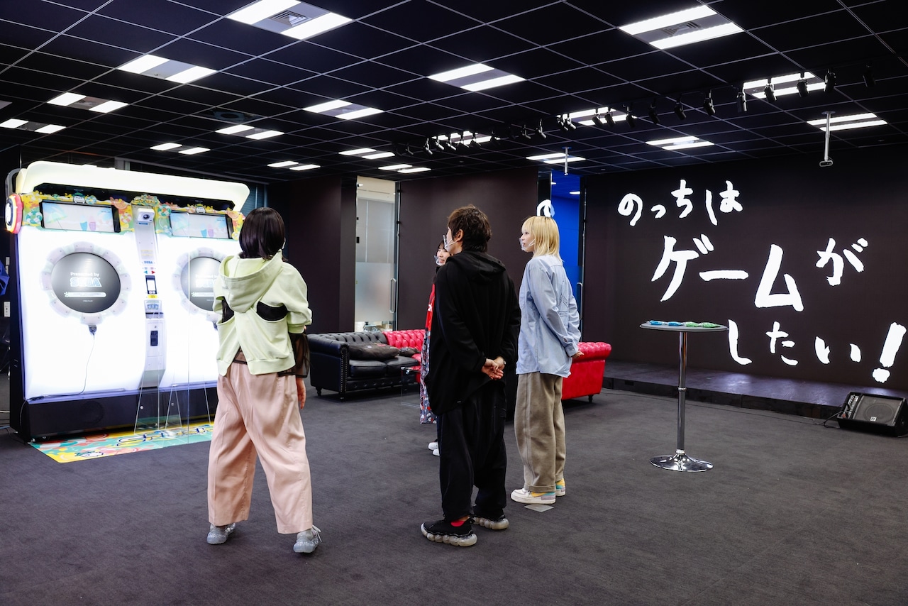 筐体の大きさに驚くのっちさん（左）。