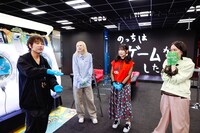 「縮めるとこれくらい」と特殊警棒の説明をするピエールさんと、反応に困る3人。