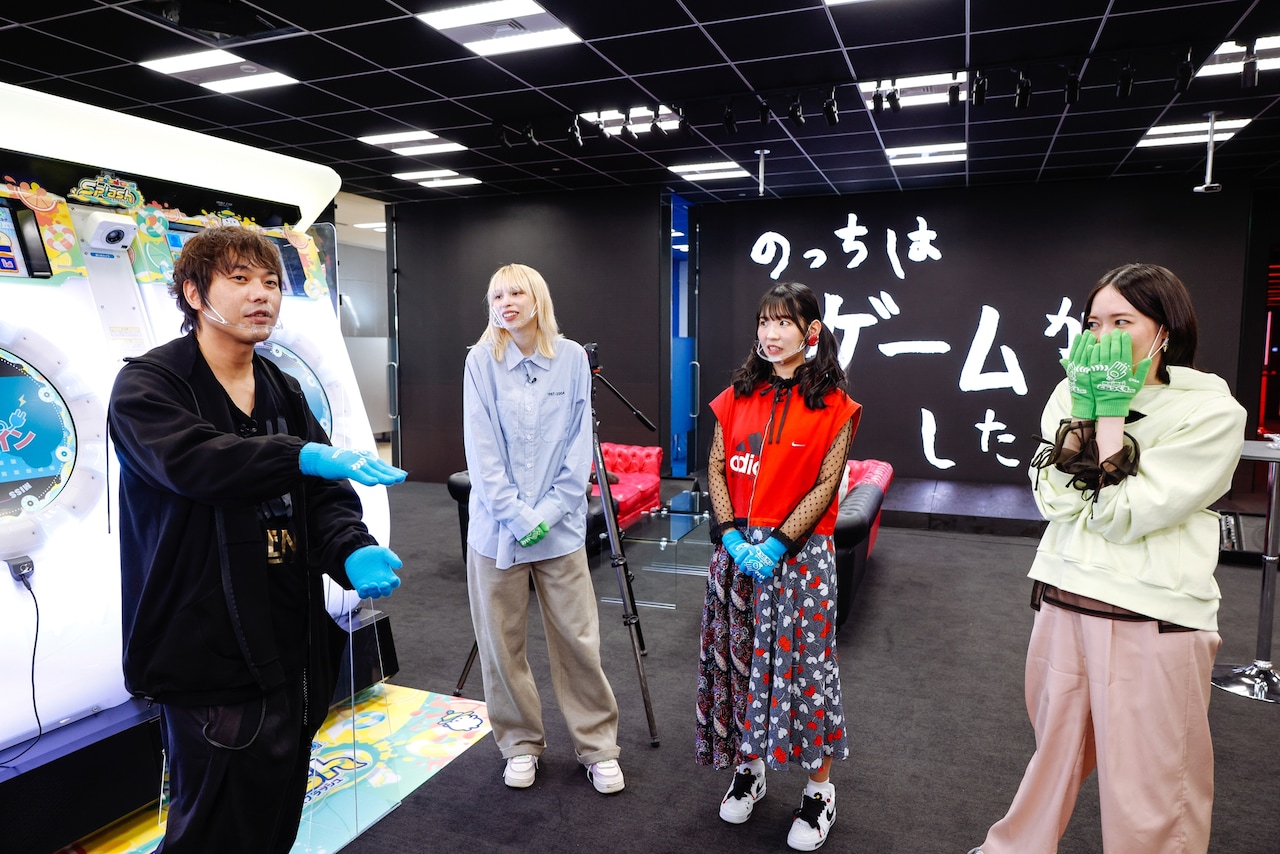 「縮めるとこれくらい」と特殊警棒の説明をするピエールさんと、反応に困る3人。