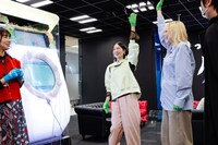 手を挙げるのっちさんとRachelさん。