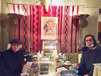 左から細野晴臣、斉藤和義。