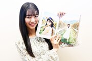 写真集のお気に入りカットを見せる坂井仁香（超ときめき▽宣伝部）。