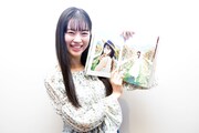 写真集のお気に入りカットを見せる坂井仁香（超ときめき▽宣伝部）。