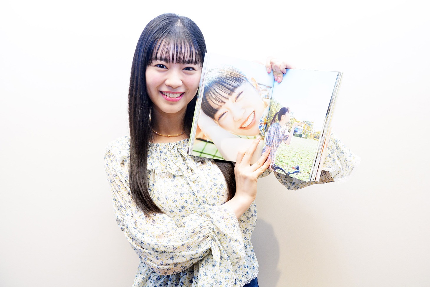 写真集の“最強の彼女感”カットを見せる坂井仁香（超ときめき▽宣伝部）。