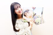 写真集の“最強の彼女感”カットを見せる坂井仁香（超ときめき▽宣伝部）。