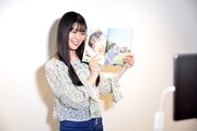 写真集の“最強の彼女感”カットを見せる坂井仁香（超ときめき▽宣伝部）。