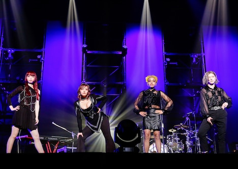 左からみーちゃん（Key）、やしちゃん（B）、ルリちゃん（Dr）、ひばりくん（G）。（撮影：森好弘）