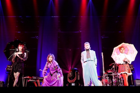 左からみーちゃん（Key）、やしちゃん（B）、ひばりくん（G）、ルリちゃん（Dr）。（撮影：森好弘）