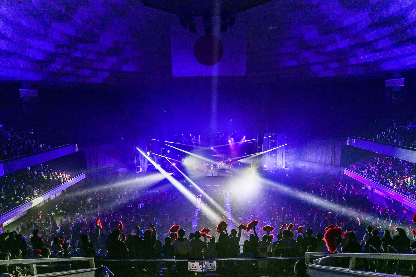 女王蜂「夜天決行」の様子。（撮影：黒瀬友理）