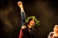 金の玉を掲げるキラ・メイ（Photo by sotobayashi kenta）