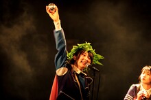 金の玉を掲げるキラ・メイ（Photo by sotobayashi kenta）