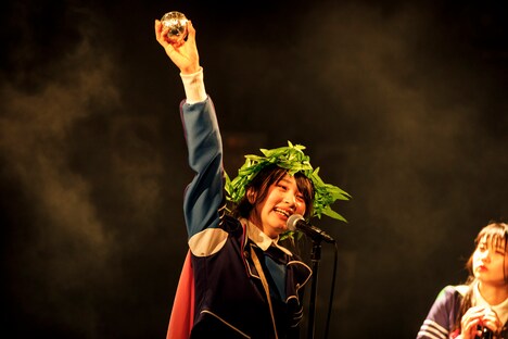 金の玉を掲げるキラ・メイ（Photo by sotobayashi kenta）