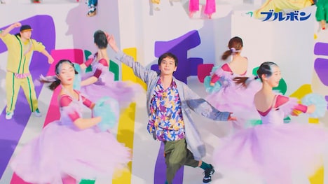 ブルボン「フェットチーネグミ」新テレビCM「フェットチーネフェス！」編のワンシーン。