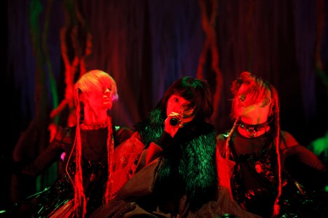 アイナ・ジ・エンド「first solo tour "THE END"」の様子。(Photo by sotobayashi kenta)