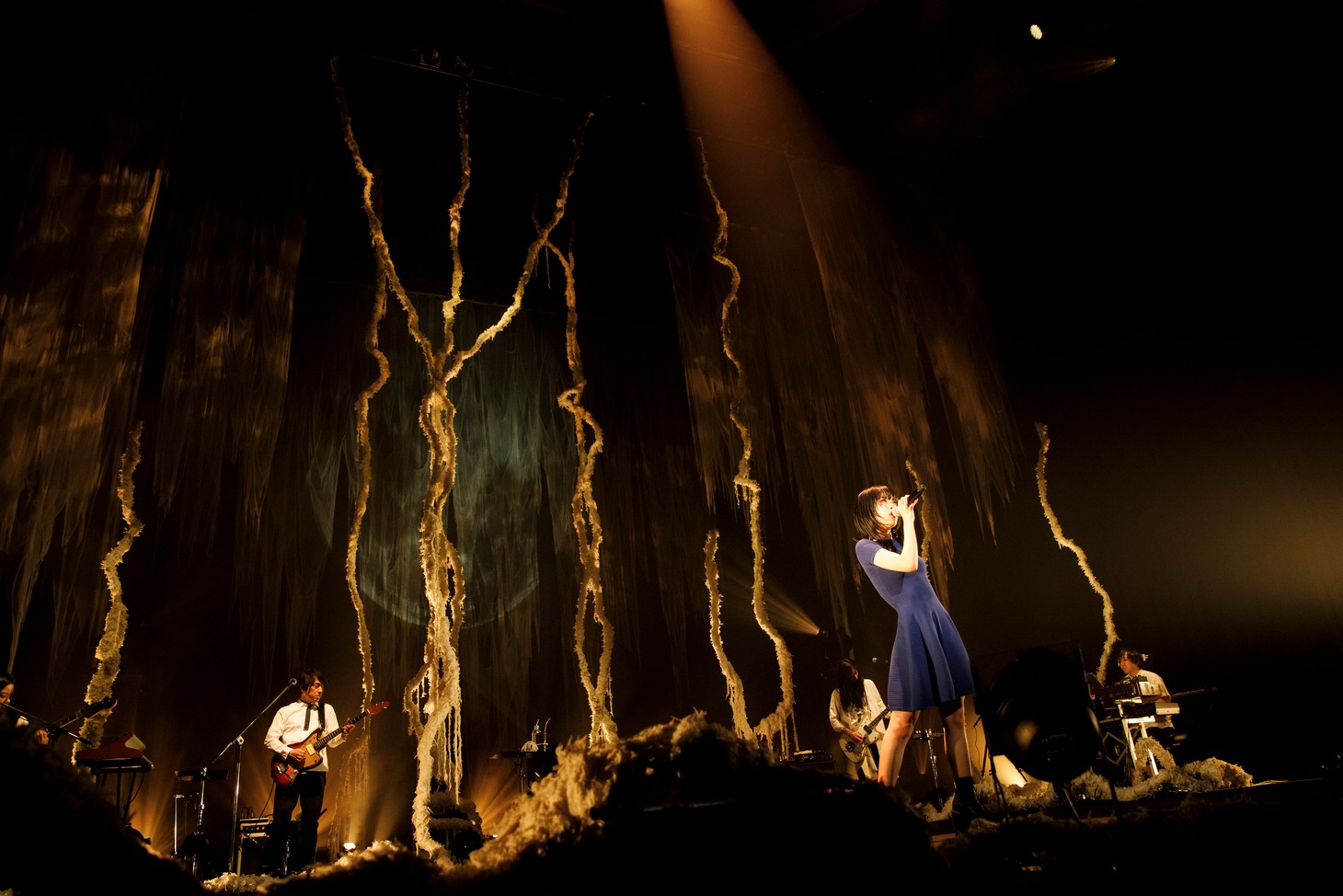 アイナ・ジ・エンド「first solo tour "THE END"」の様子。