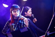 左から楢原英介(Violin, Key)、和田彩花(Vo)。