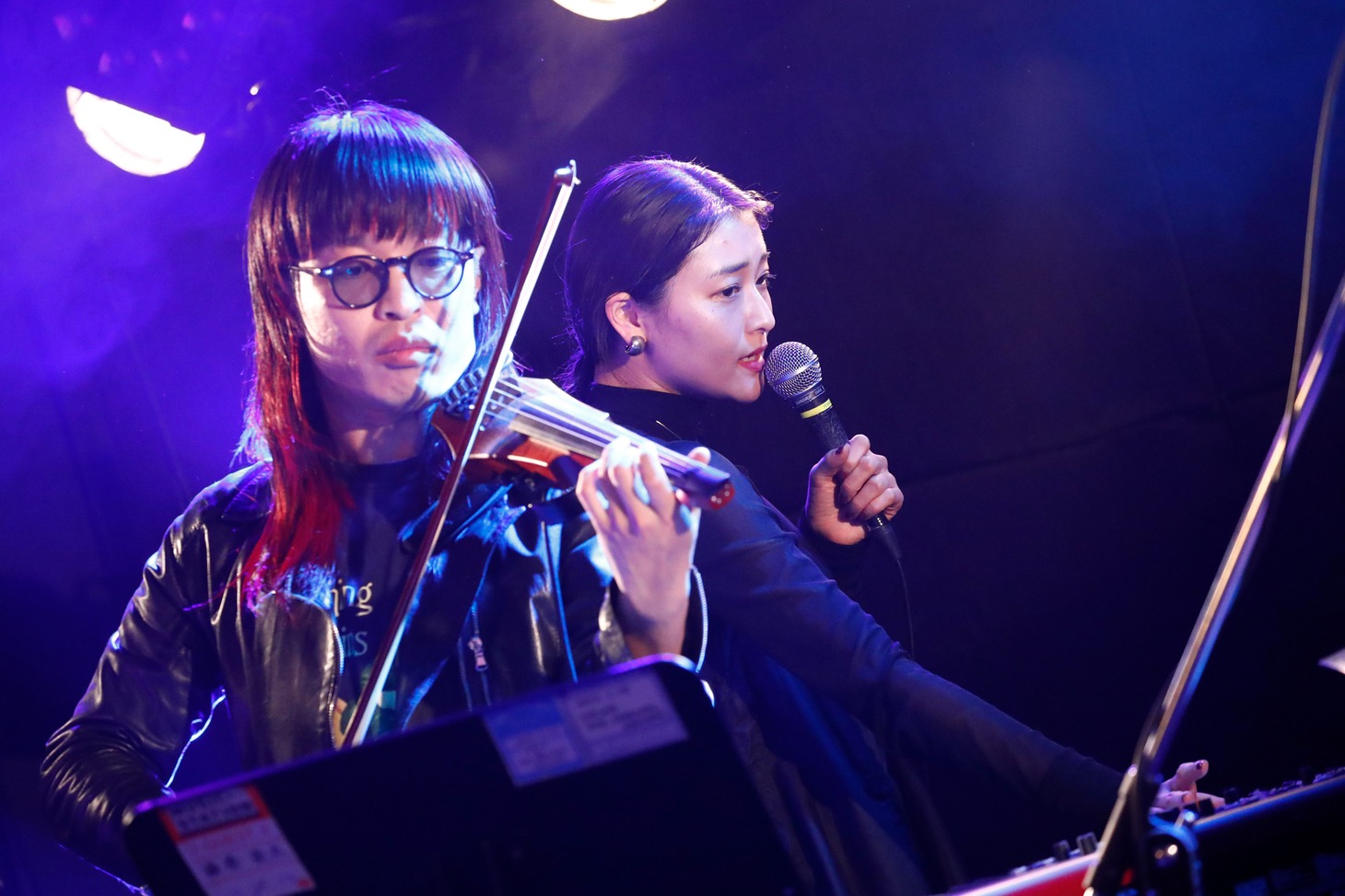 左から楢原英介（Violin, Key）、和田彩花（Vo）。