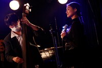 左から劔樹人（B）、和田彩花（Vo）。