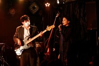 左から劔樹人（B）、和田彩花（Vo）。