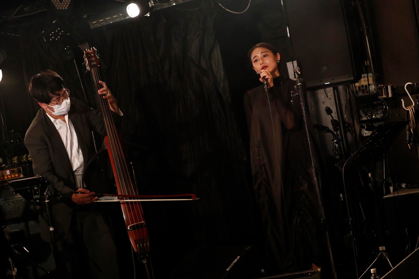 左から劔樹人（B）、和田彩花（Vo）。