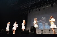 スクリーンを占拠する羽島めい（左端）。