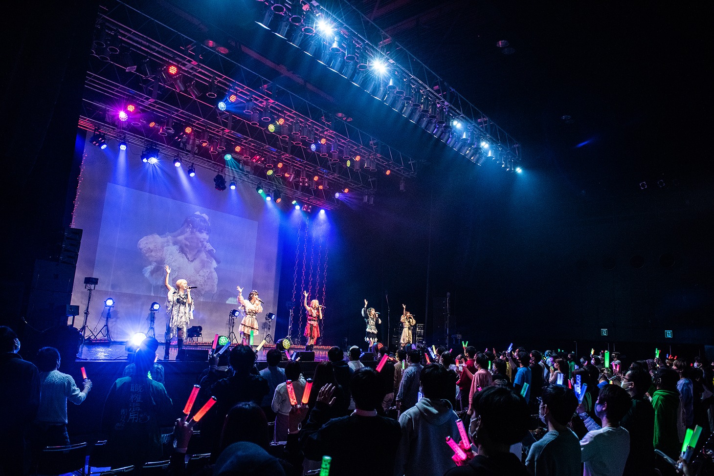 「神宿 Zepp Tour 2020-2021 Bloom of Life」最終公演の様子。