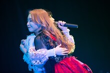 抱き合う小山ひな（左）と一ノ瀬みか（右）。