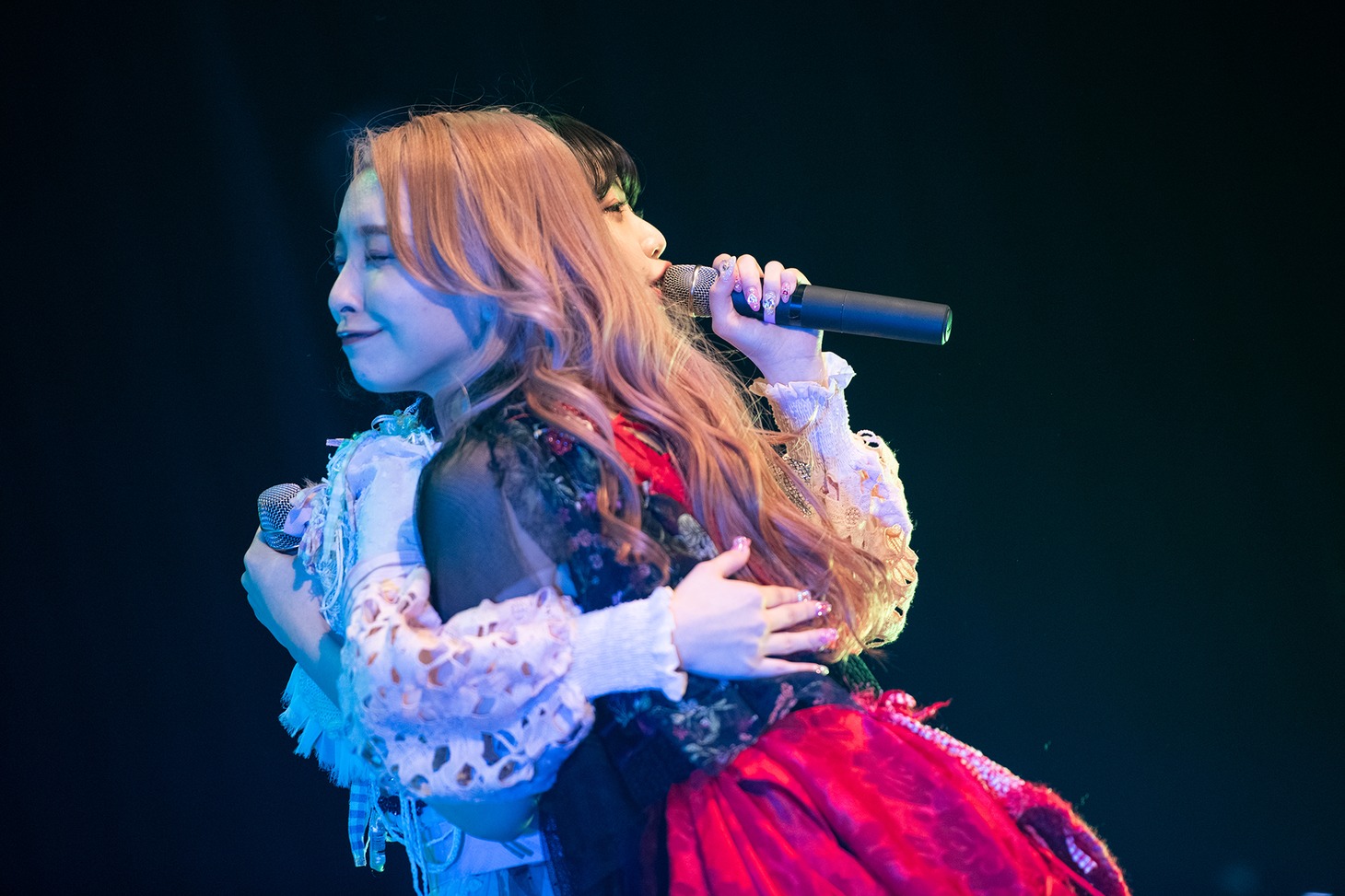 抱き合う小山ひな（左）と一ノ瀬みか（右）。
