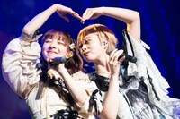 ユニット曲「SISTERS」を披露する羽島姉妹。