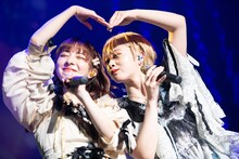 ユニット曲「SISTERS」を披露する羽島姉妹。