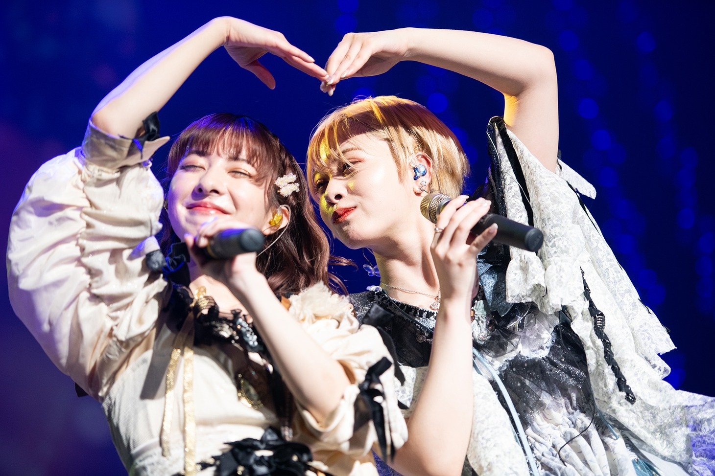 ユニット曲「SISTERS」を披露する羽島姉妹。