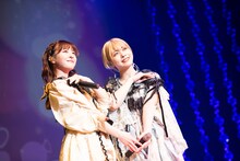 ユニット曲「SISTERS」を披露する羽島姉妹。