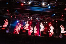 ライブパフォーマンスを披露するBEYOOOOONDS。