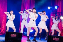 ライブパフォーマンスを披露するBEYOOOOONDS。