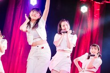 ライブパフォーマンスを披露するBEYOOOOONDS。