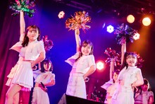 ライブパフォーマンスを披露するBEYOOOOONDS。