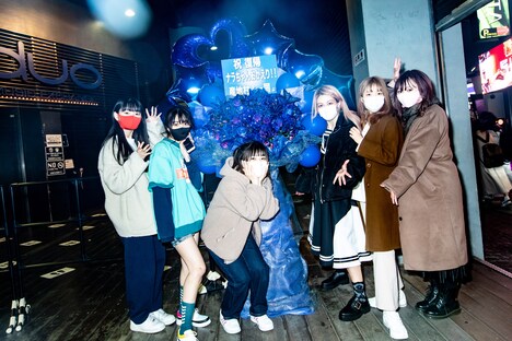 スタンド花を囲むMIGMA SHELTER。（撮影：Masayo）