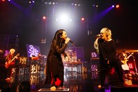 逹瑯（Vo）とゲストのガラ（メリー）。（撮影：Susie）