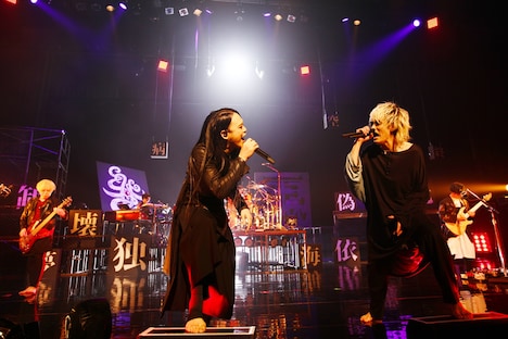 逹瑯（Vo）とゲストのガラ（メリー）。（撮影：Susie）