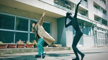 アイナ・ジ・エンド（BiSH）「彼と私の本棚」ミュージックビデオティザー映像より。