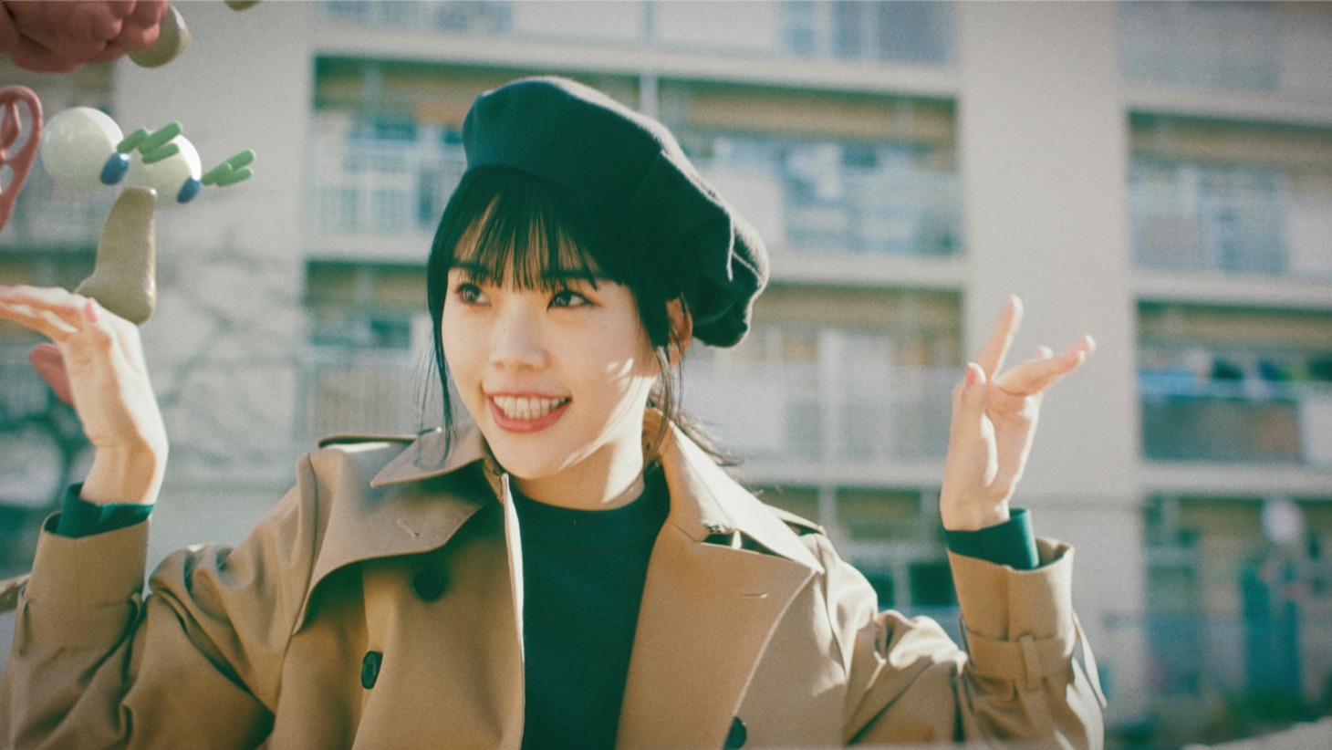 アイナ・ジ・エンド（BiSH）「彼と私の本棚」ミュージックビデオティザー映像より。