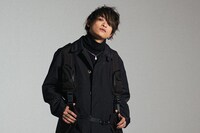 KiU 2021ビジュアルより山中拓也（THE ORAL CIGARETTES）。