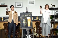 乾杯するハマ・オカモト（OKAMOTO'S）と本田翼。