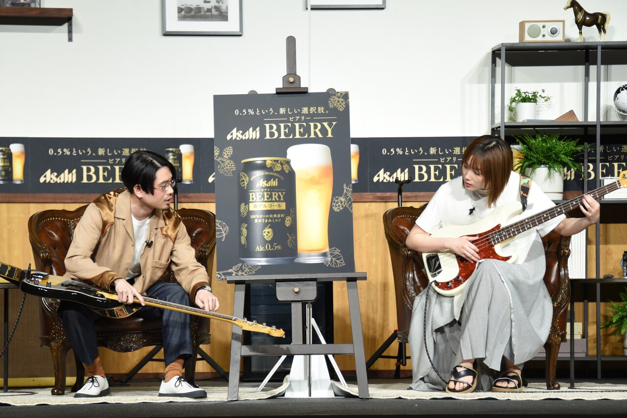 ハマ・オカモト、CM会見で本田翼にベースをレクチャー「ツーフィンガー