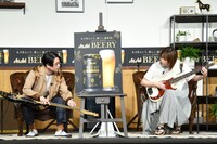 本田翼（右）に「ド」の音を教えるハマ・オカモト（左 / OKAMOTO'S）。