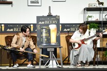 本田翼（右）に「ド」の音を教えるハマ・オカモト（左 / OKAMOTO'S）。