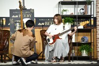 「すみません！」と少しだけ本田翼（右）に近付き、弾き方を教えるハマ・オカモト（左 / OKAMOTO'S）。