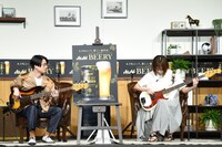 本田翼（右）にベースの弾き方を教えるハマ・オカモト（左 / OKAMOTO'S）。