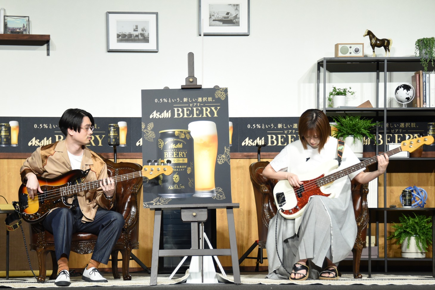 本田翼（右）にベースの弾き方を教えるハマ・オカモト（左 / OKAMOTO'S）。